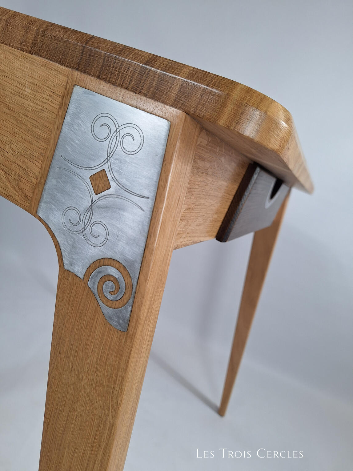 Bureau ADEMIS et inclusions aluminium gravé