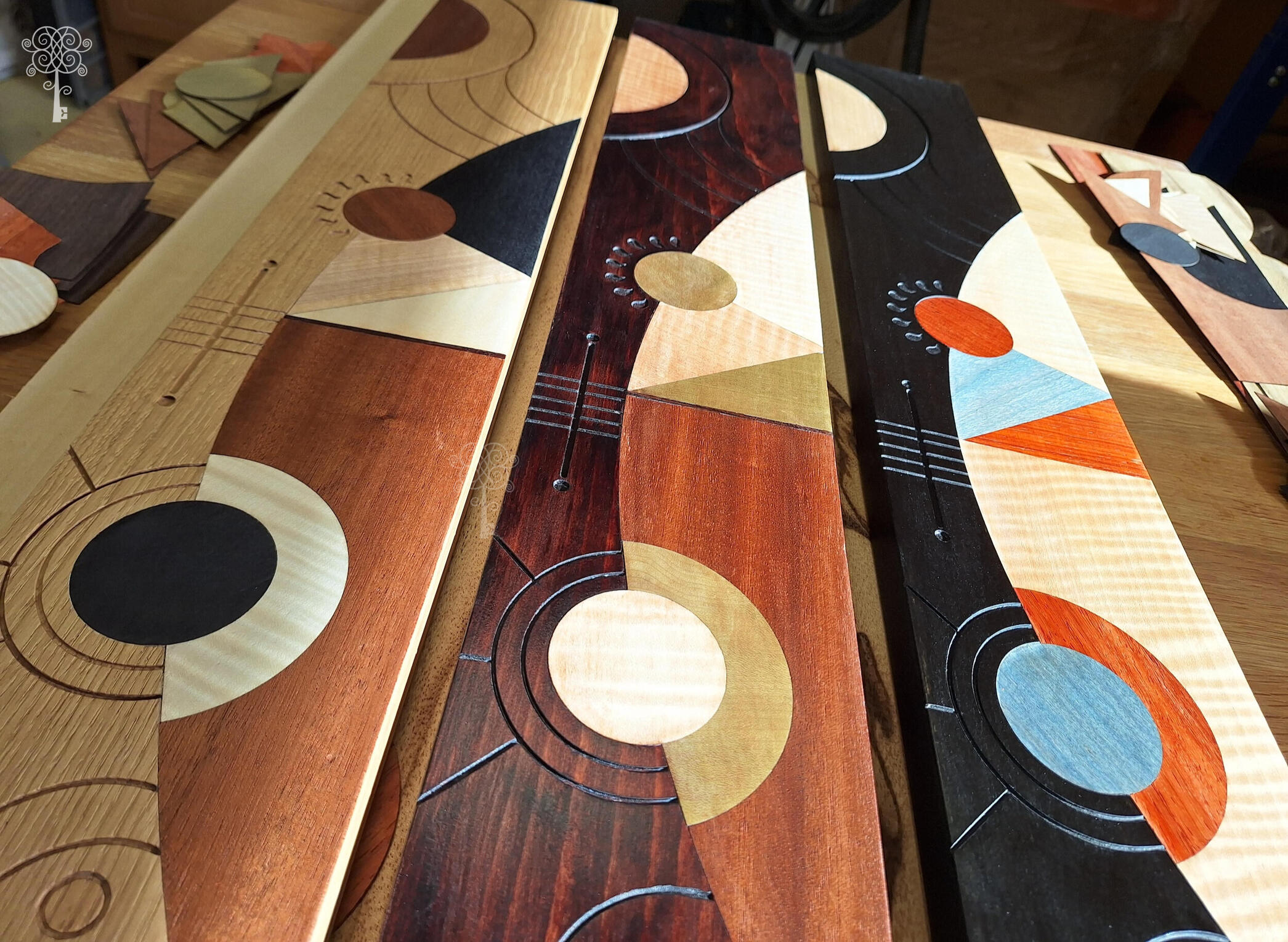Tableau en gravure sur bois et marqueterie contemporaine