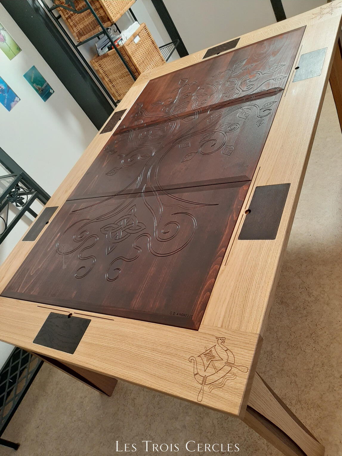 Table de jeu en ch^ne massif - Les Trois cercles