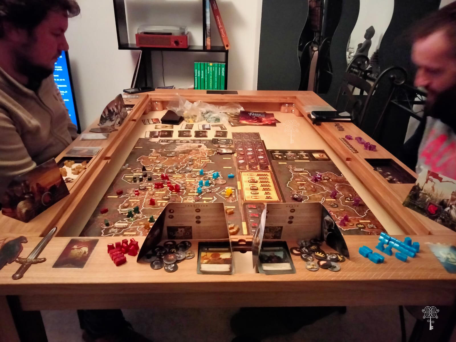Table jeu HALONA avec joueurs