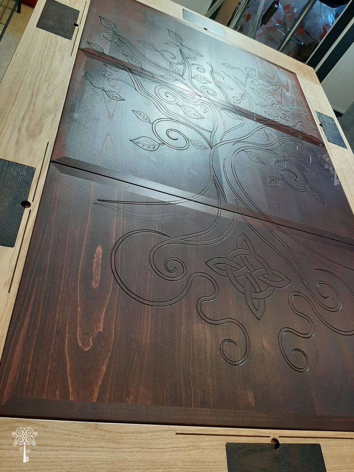 Gravure sur plateau de table de jeu en hêtre