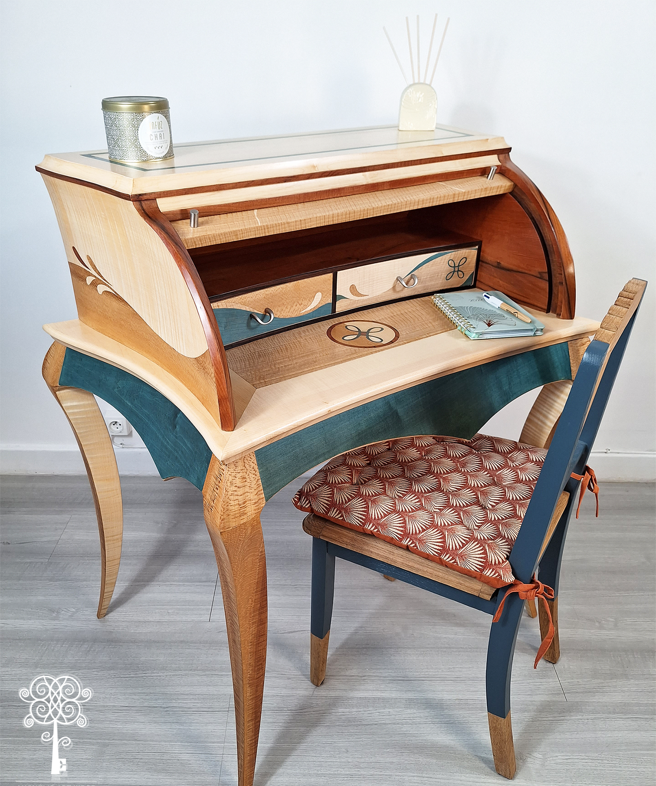 Bureau marqueté avec tiroirs et ouverture en cylindre - Les Trois cercles