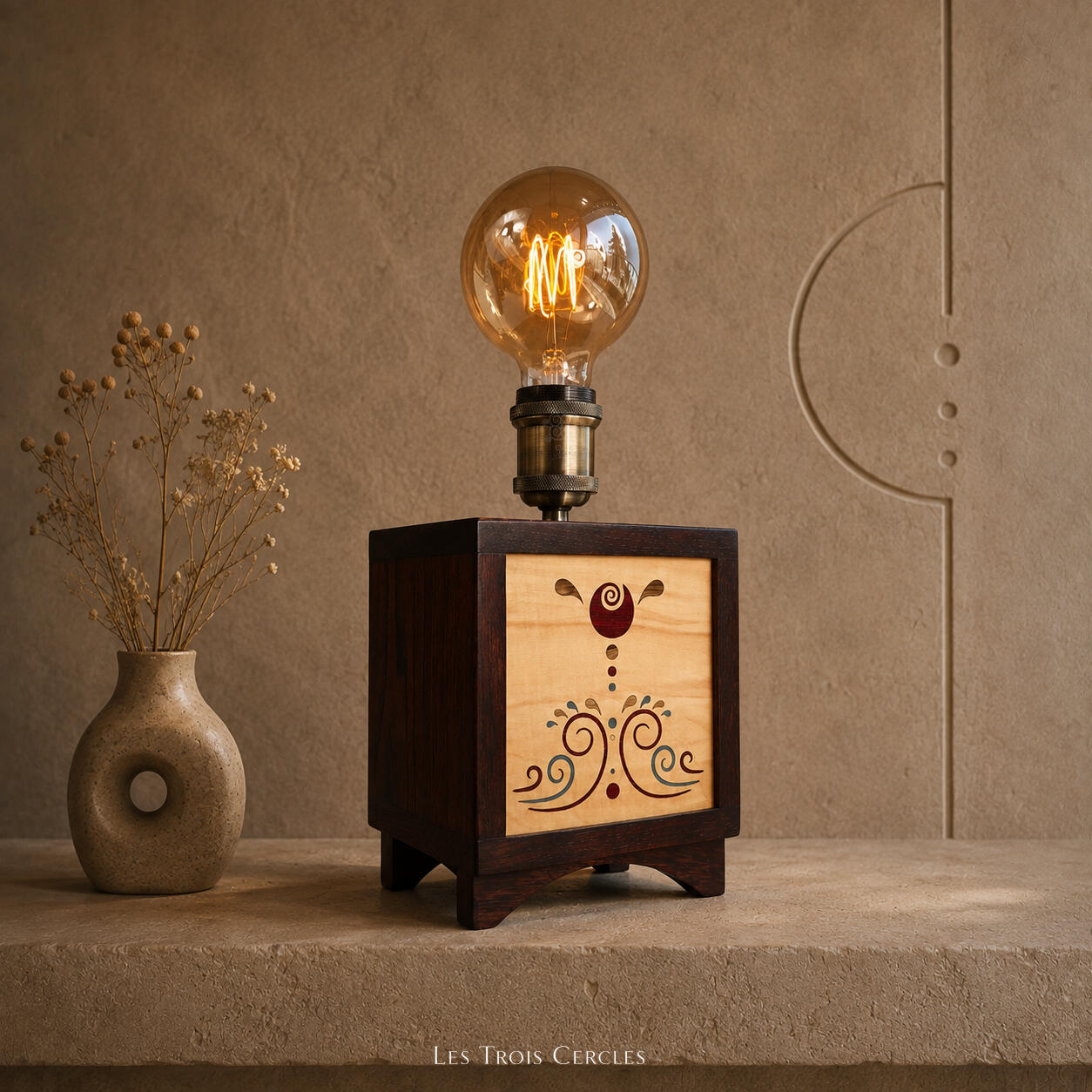 Lampe bois et marqueterie design et chaleureuse