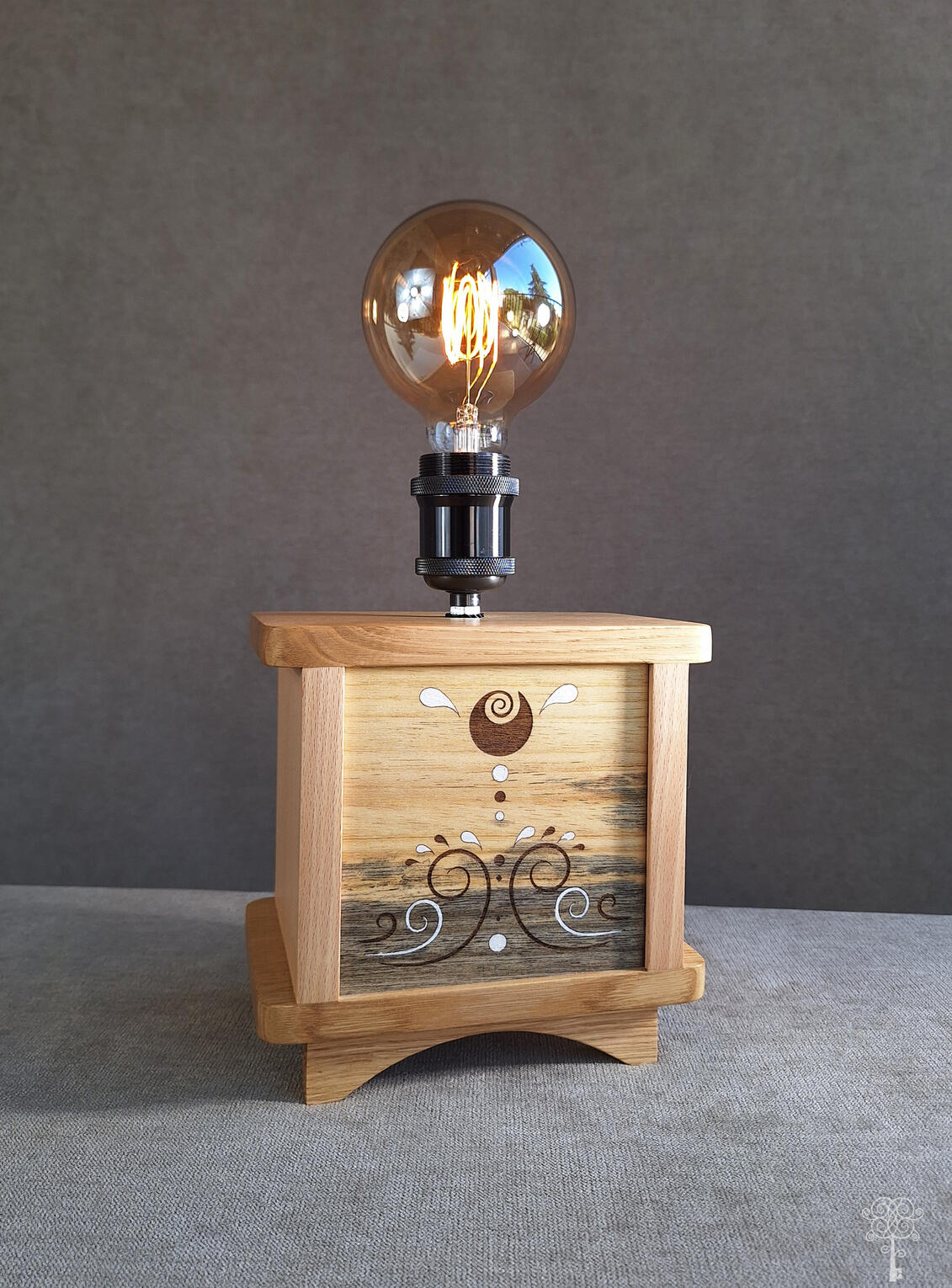 Lampe en bois et illustration peinte - Les Trois Cercles