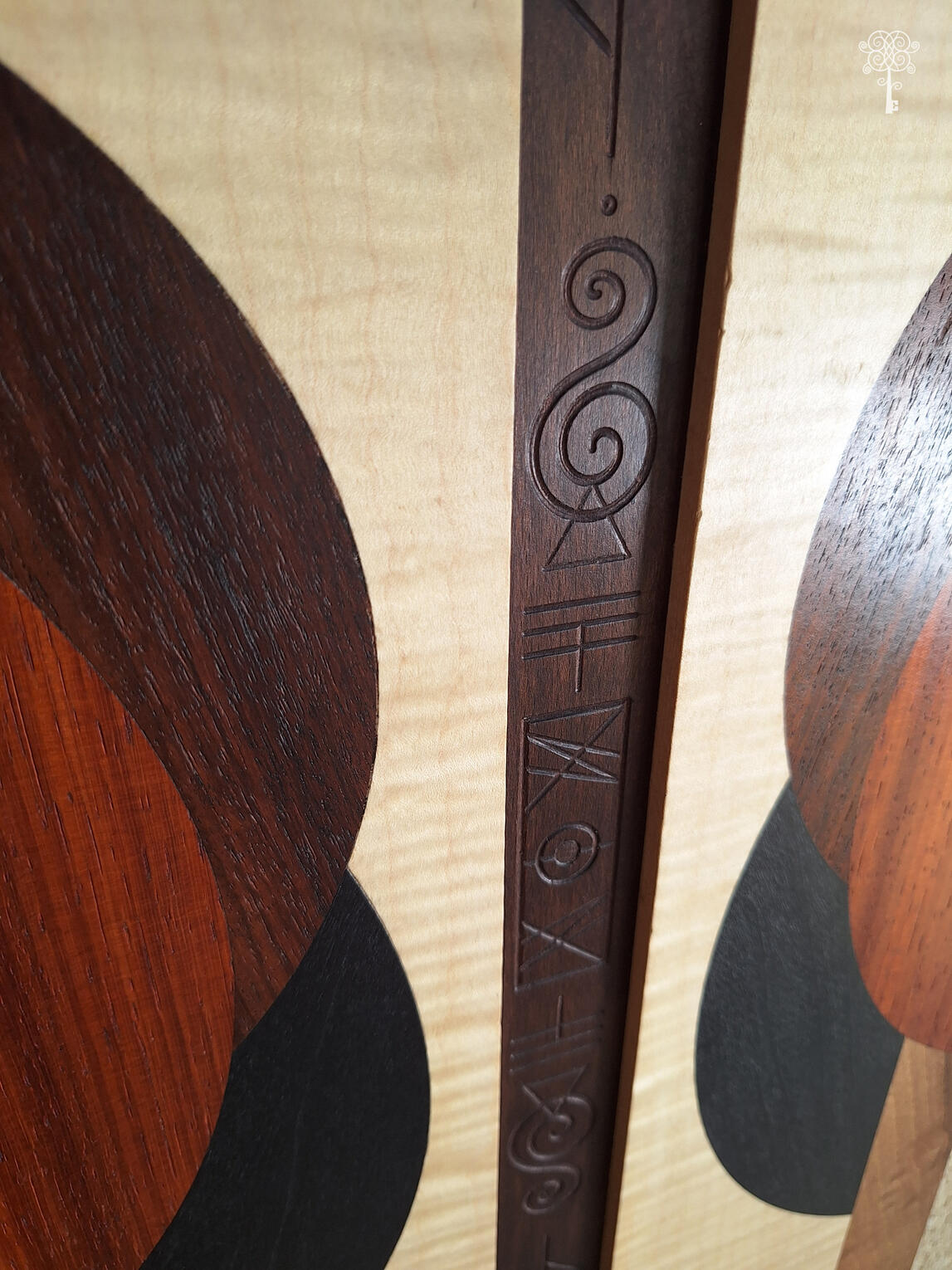 Tableau en marqueterie et bois gravé - Les Trois Cercles